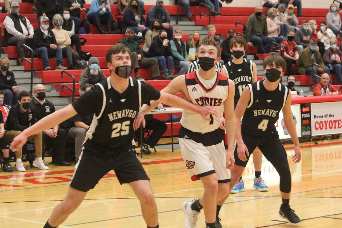 Newaygo edges Reed City boys basketball team