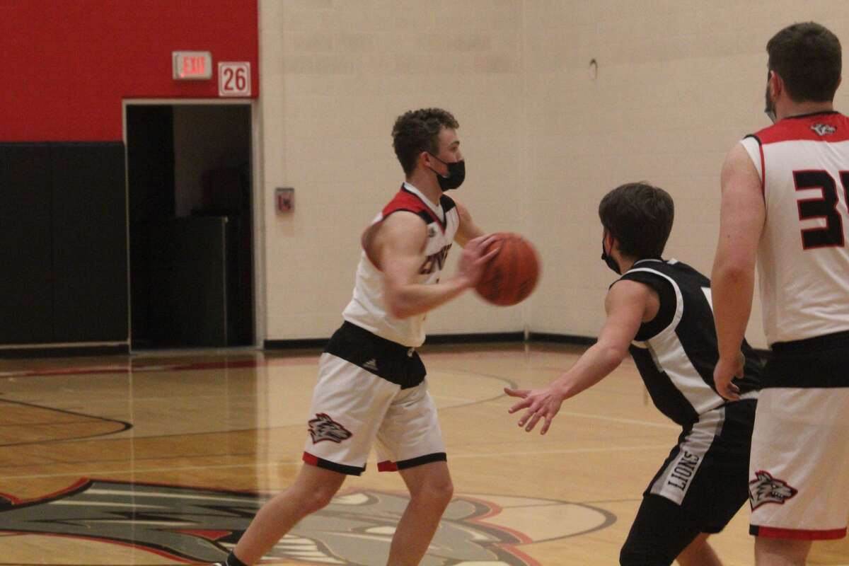 Newaygo edges Reed City boys basketball team