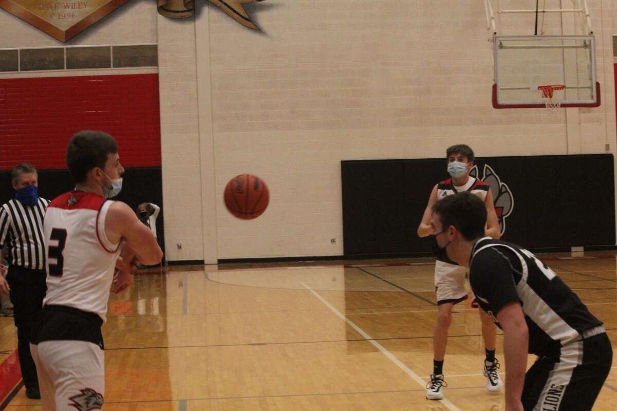 Newaygo edges Reed City boys basketball team