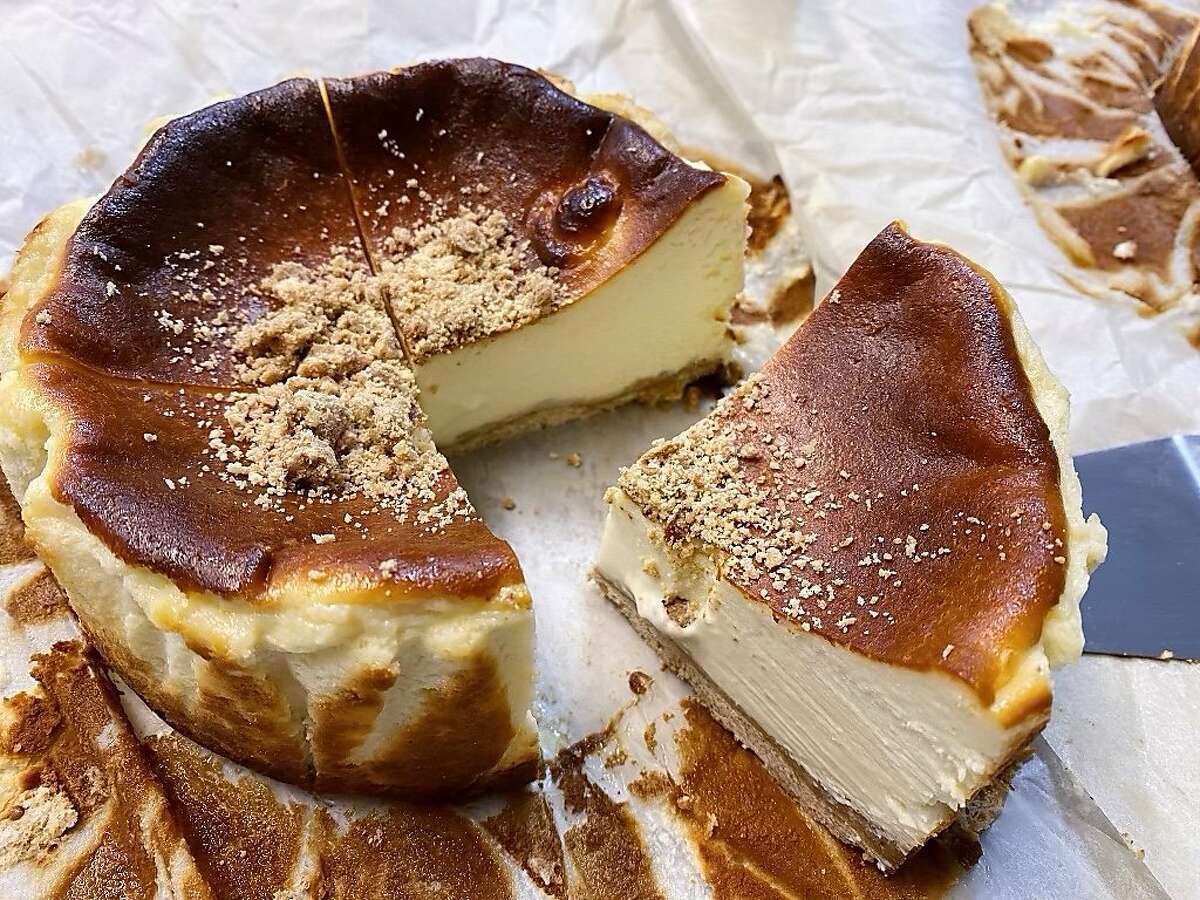 来自埃默里维尔店的咸蛋黄巴斯克奶酪蛋糕Oui Oui!马卡龙有一层香甜可口的外壳。