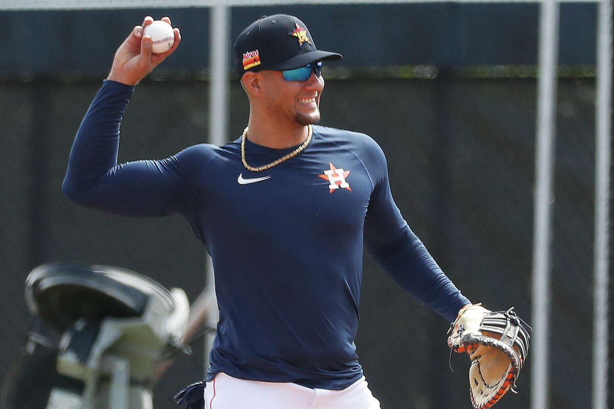 What Pros Wear: Yuli Gurriel, in Gold G-Form Elbow Guard, Doing