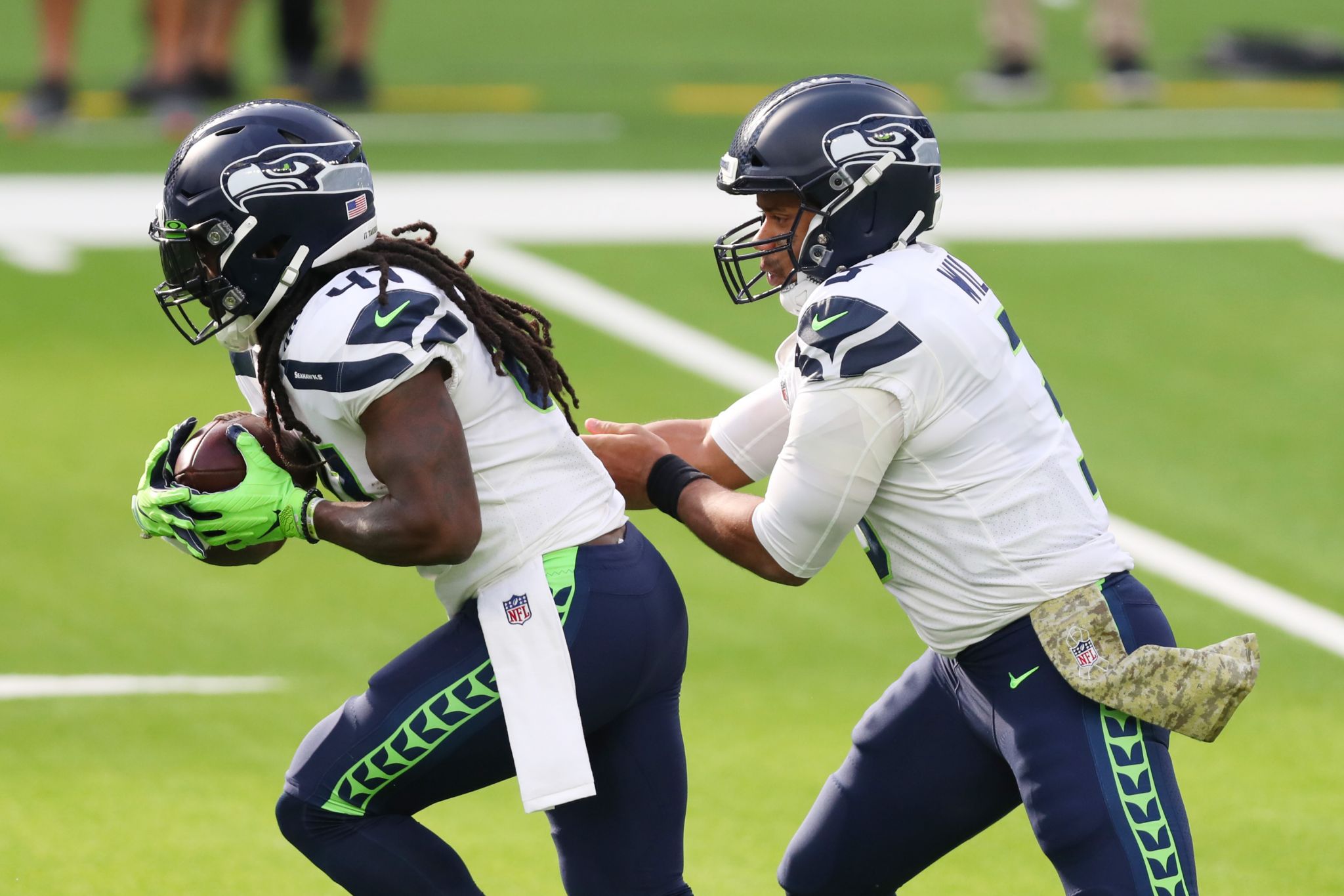 Seahawks re-sign RB Alex Collins