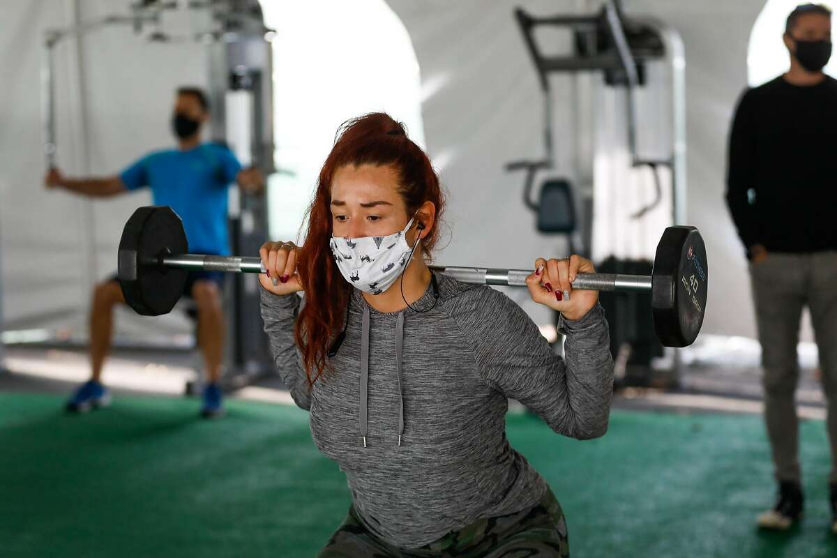 2020年12月16日星期三，乔斯林·加西亚在加利福尼亚州核桃溪24小时健身中心的户外帐篷里锻炼。