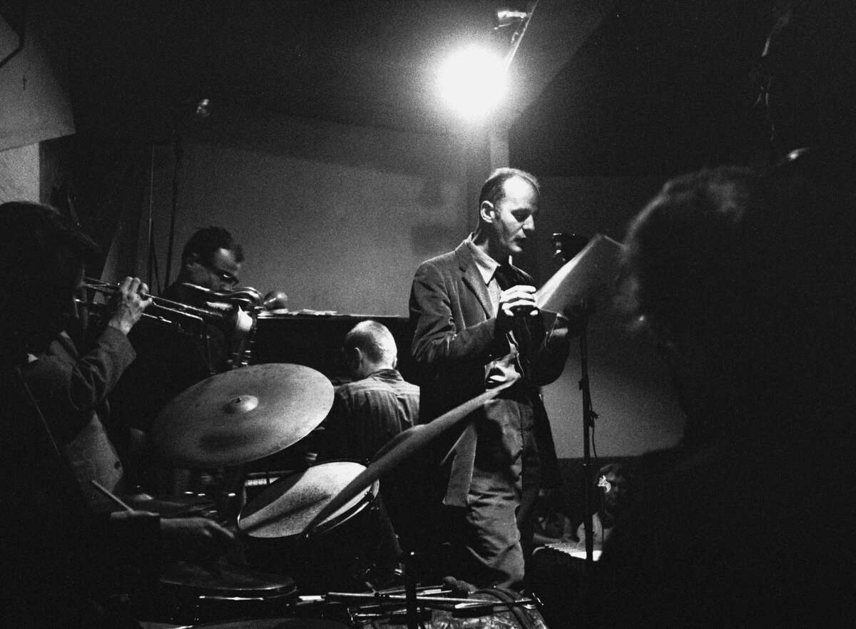 Accompagné d'un groupe d'accompagnement, le poète américain Lawrence Ferlinghetti donne une lecture à la discothèque Jazz Cellar, San Francisco, février 1957.