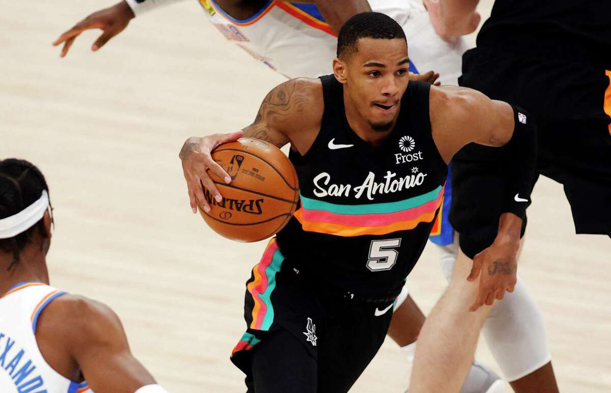 OKLAHOMA CITY, OK - FEBRUARY 24: Dejounte Murray #5 of the San Antonio Spurs drives to the basket during the first half at Chesapeake Energy Arena on February 24, 2021 in Oklahoma City, Oklahoma. (Photo by Shane Bevel/Getty Images)