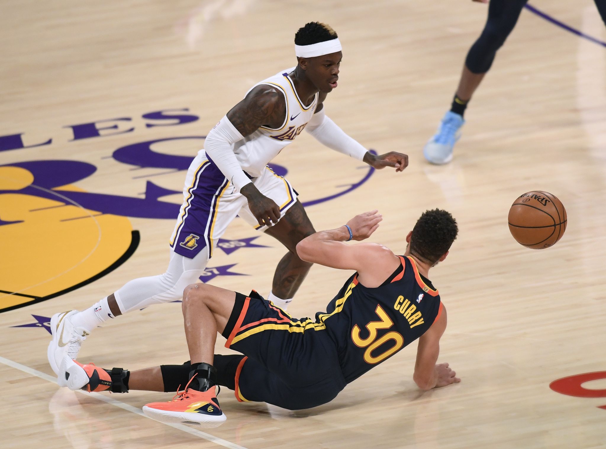 Lakers-Warriors: Dennis Schroder wasn't happy with Steph Curry after Curry's  accidental elbow