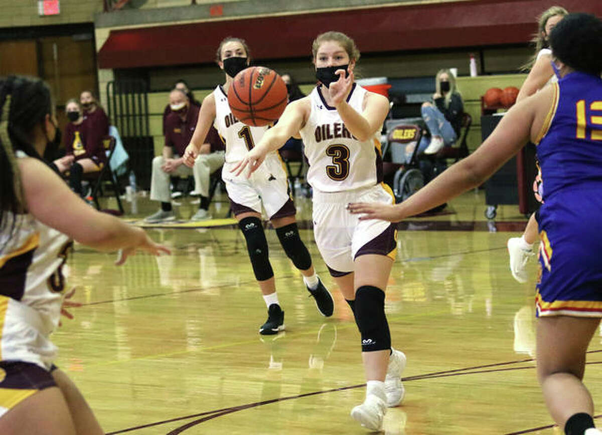 EA-WR’s Karli Withers (3), shown passing to a teammate in a Feb. 6 game at Wood River, hit a deep 3-pointer at the buzzer to give the Oilers a win Monday night at Memorial Gym in Wood River.