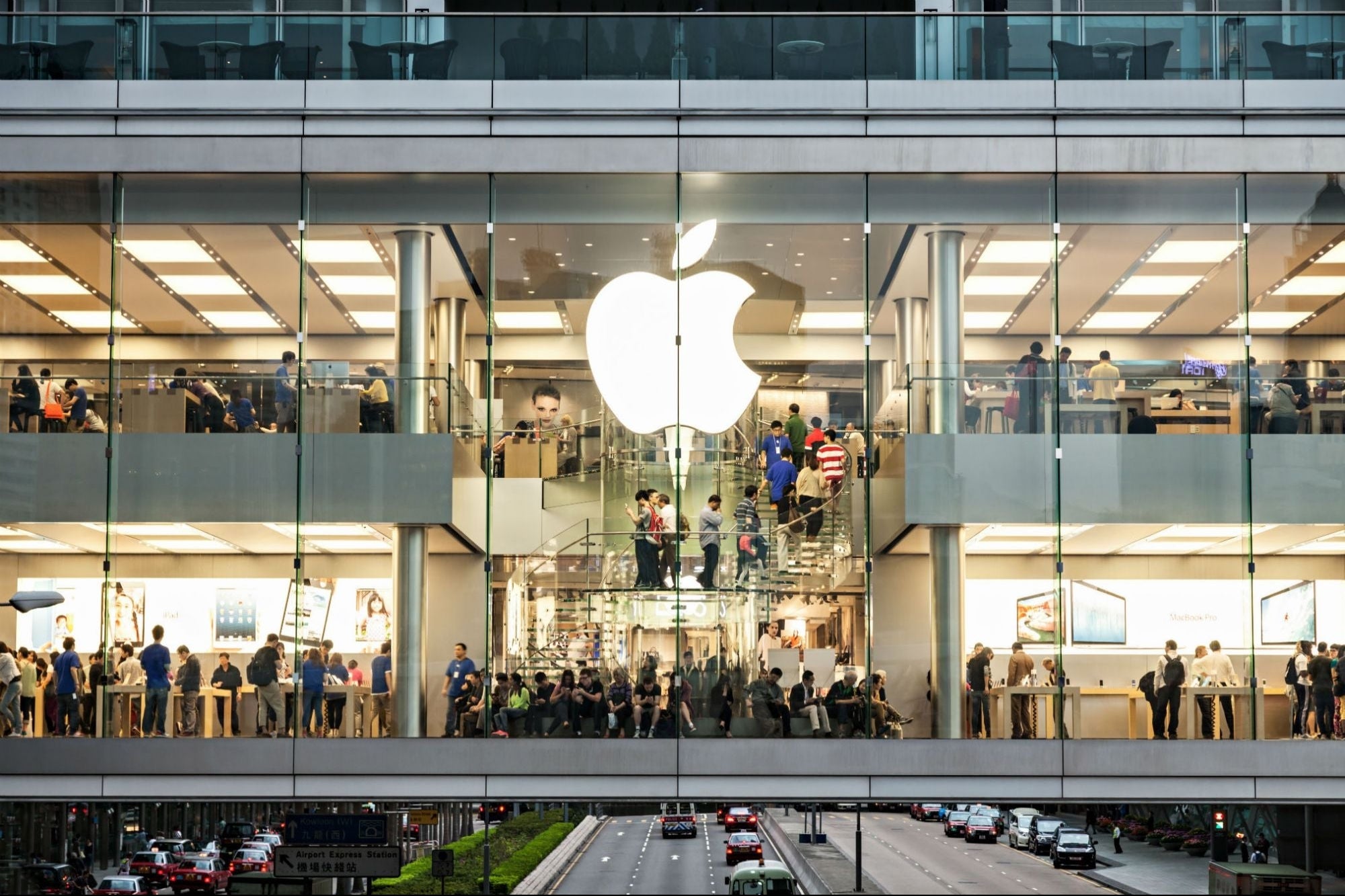 Apple Opens All of Its Stores in the US, After Being Closed for a Year