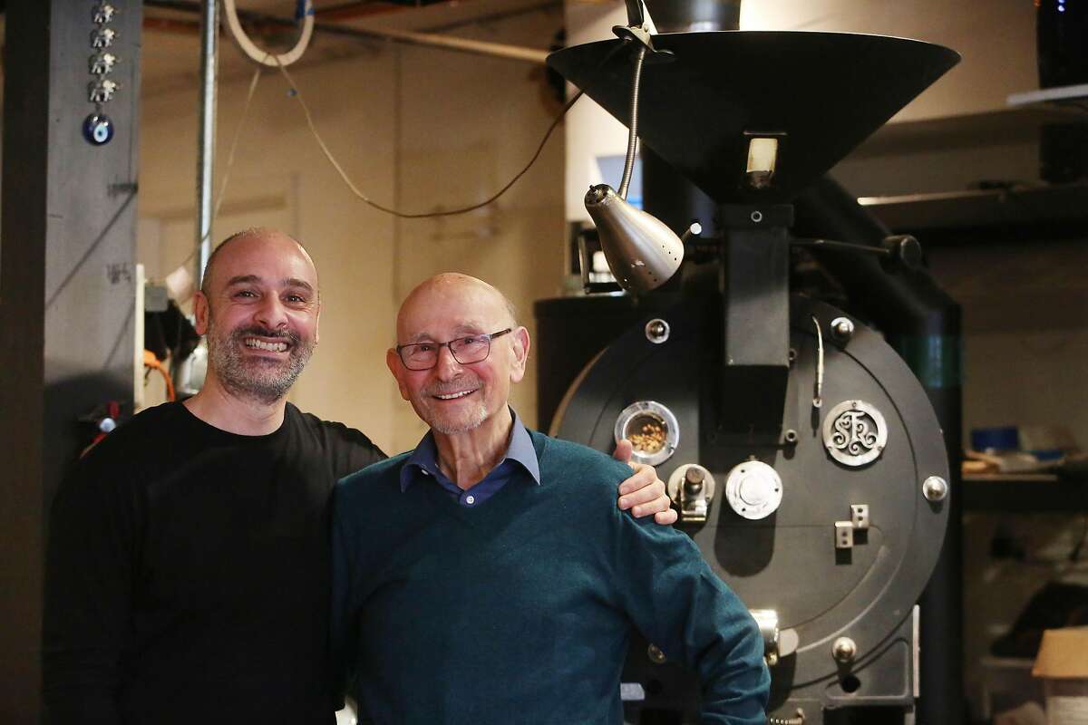 2021年3月1日星期一，加利福尼亚州旧金山，亨利咖啡屋的共同所有者Hrag Kalebjian(从左至右)和Henry Kalebjian站在咖啡烘焙机旁边拍照。