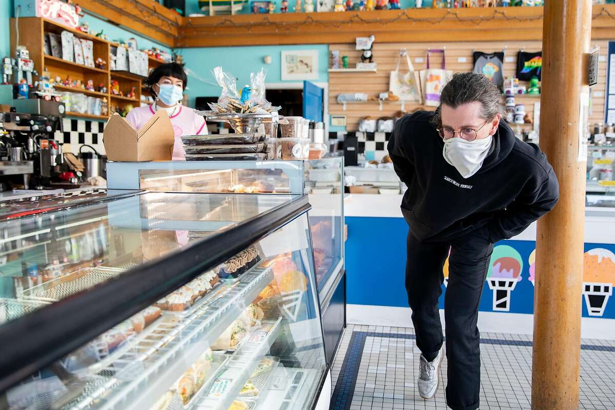 马修·杜马斯在旧金山克莱门特街的简玩具船甜品店挑选三明治。