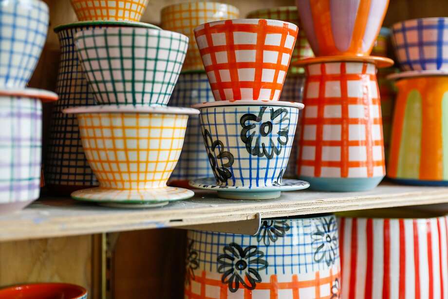 在奥克兰帕拉陶瓷(Pala Ceramics)的创始人chinzalsamae Sonami的工作室里，陶瓷花盆、杯子和盘子排列在墙上。图片来源:Gabrielle Lurie / The Chronicle