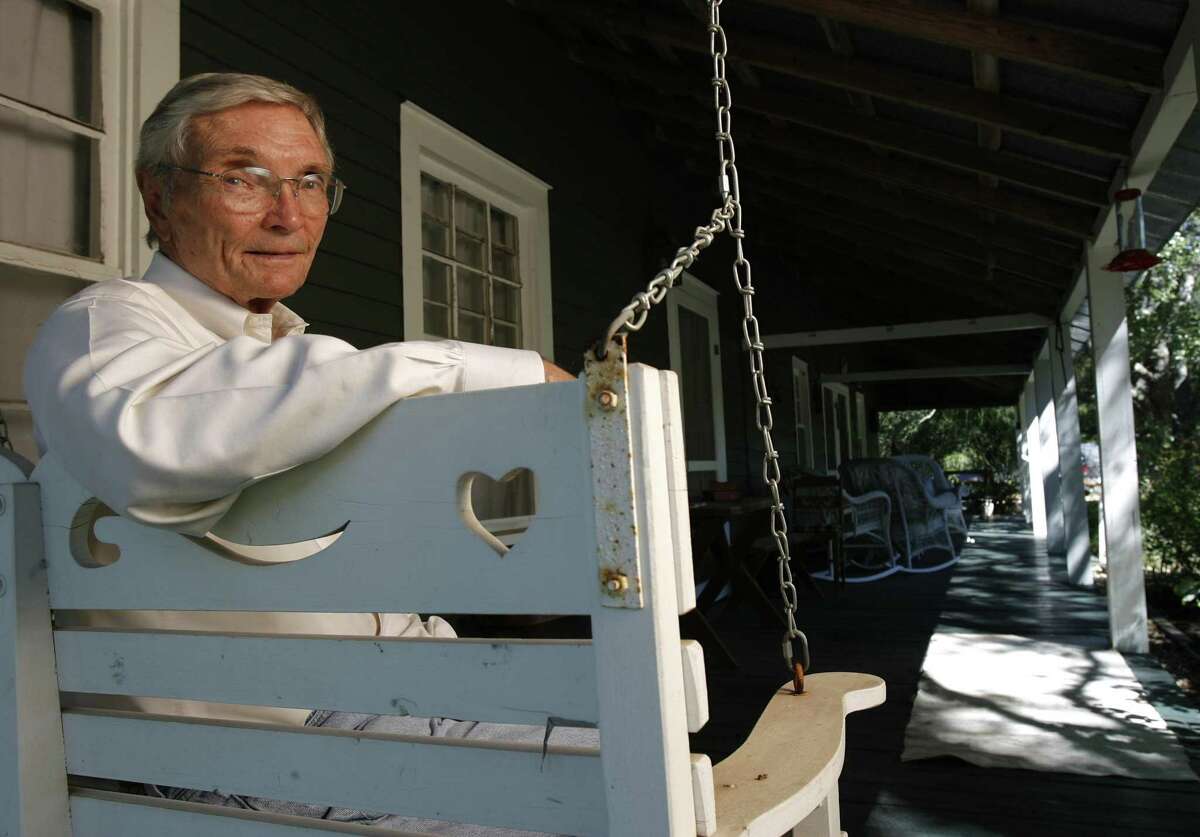 Beloved Houston Chronicle columnist Leon Hale dies at 99