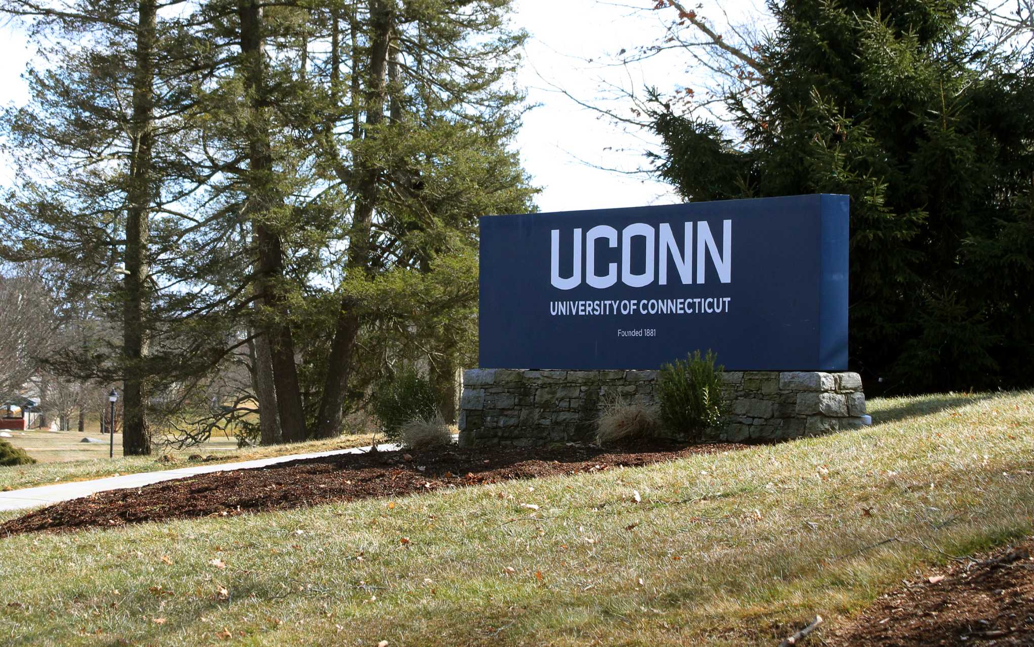 COVID vaccines being offered at UConn graduations - Vimarsana News
