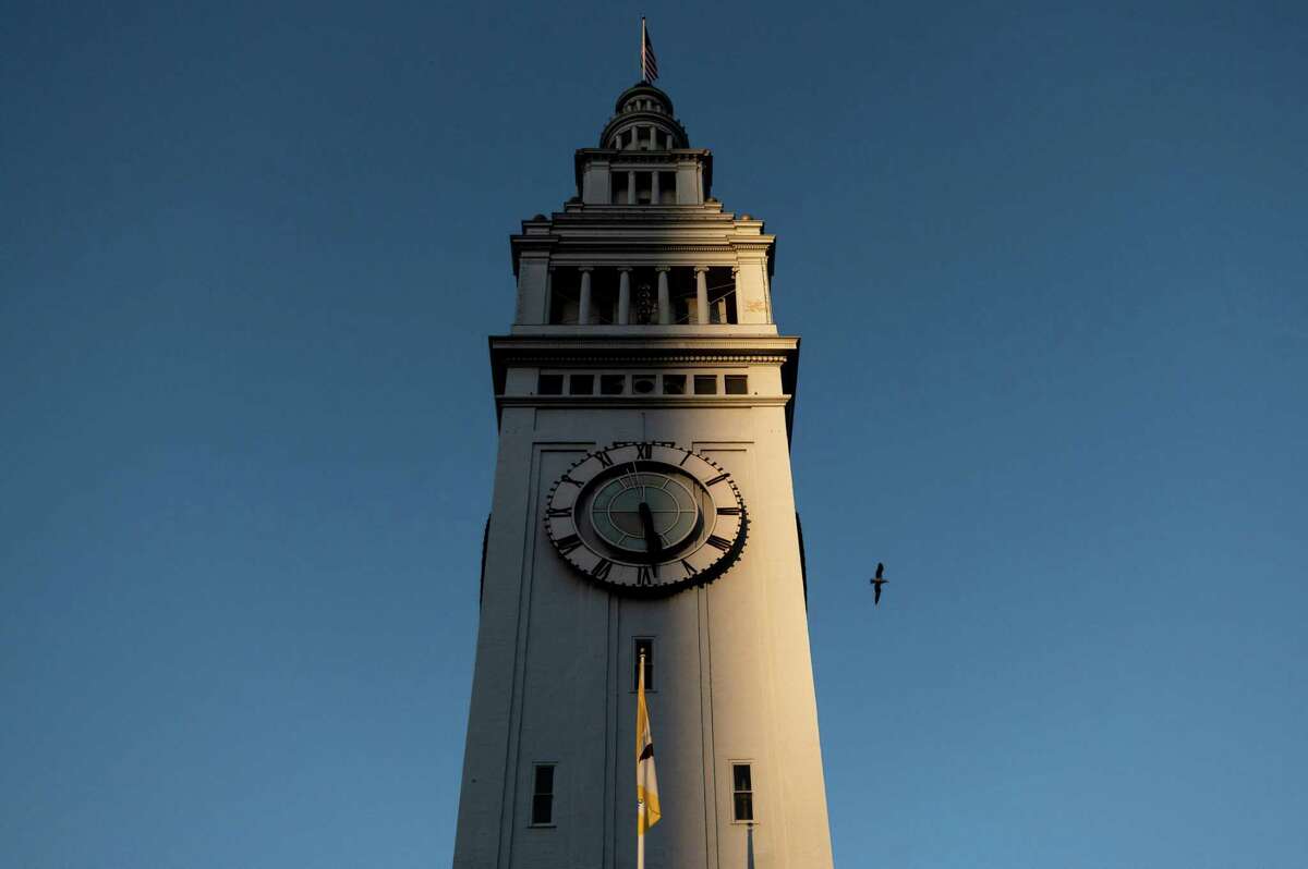 2021年，一只鸟飞过渡轮大厦的钟楼。最新发布的效果图显示了今年标志性建筑正在进行的翻新工作。