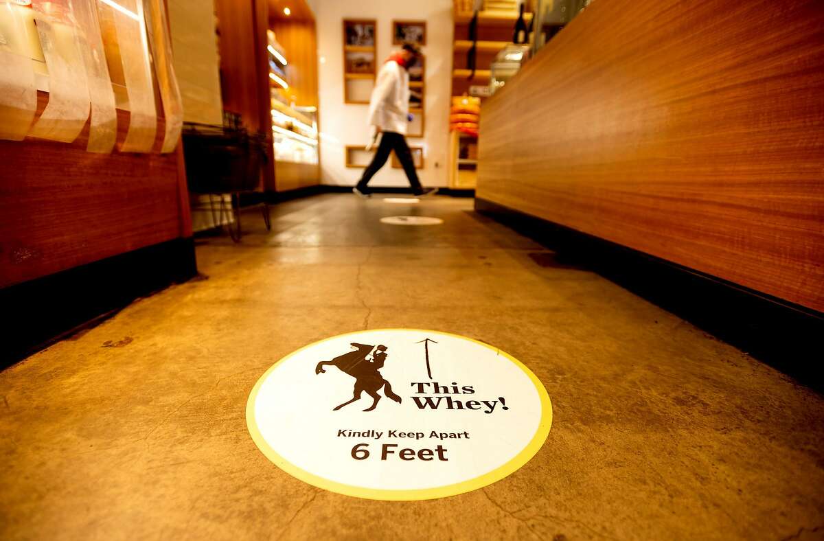 Cowgirl Creamery渡轮大楼的地板标志鼓励保持社交距离。