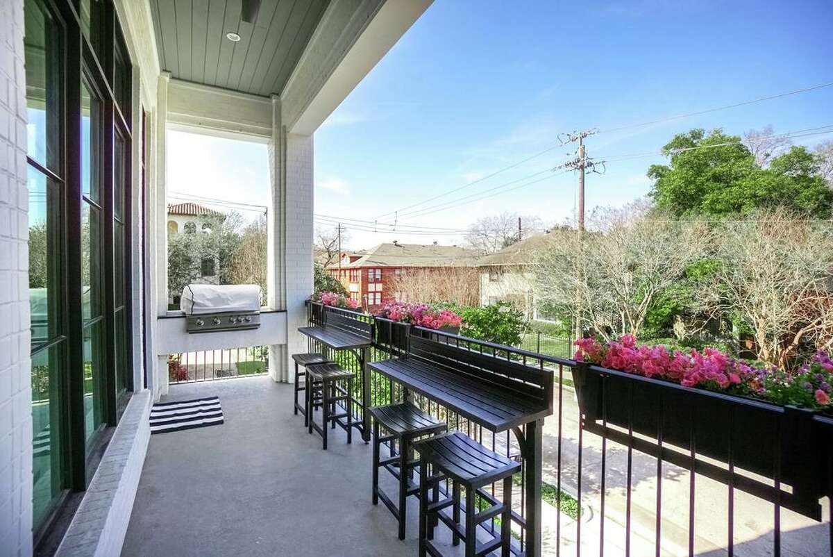 Owner's personality sparkles in this colorful Museum District townhome