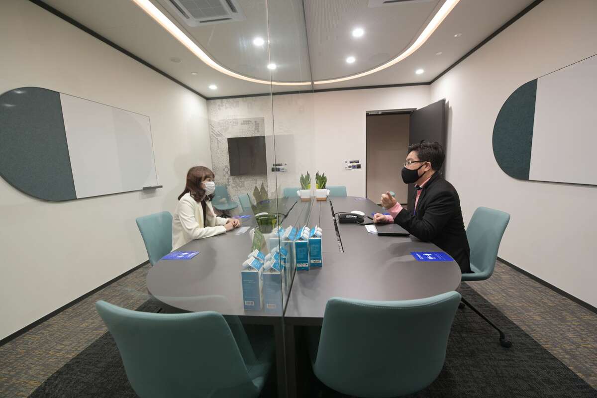 A sala de conferências é separada ao meio por painéis de vidro selados em uma instalação de curta duração, Connect @ Changi, em Cingapura em 18 de fevereiro de 2021.