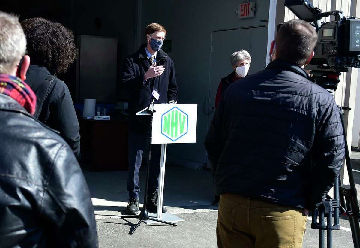 Mayor Justin Elicker joins city and elected officials and FISH of Greater New Haven Executive Director Jill Meyerhoff and New Reach CEO Kellyann Day to celebrate the non-profit food agency’s move to a larger warehouse at 269 Peck St. in New Haven in 2021
