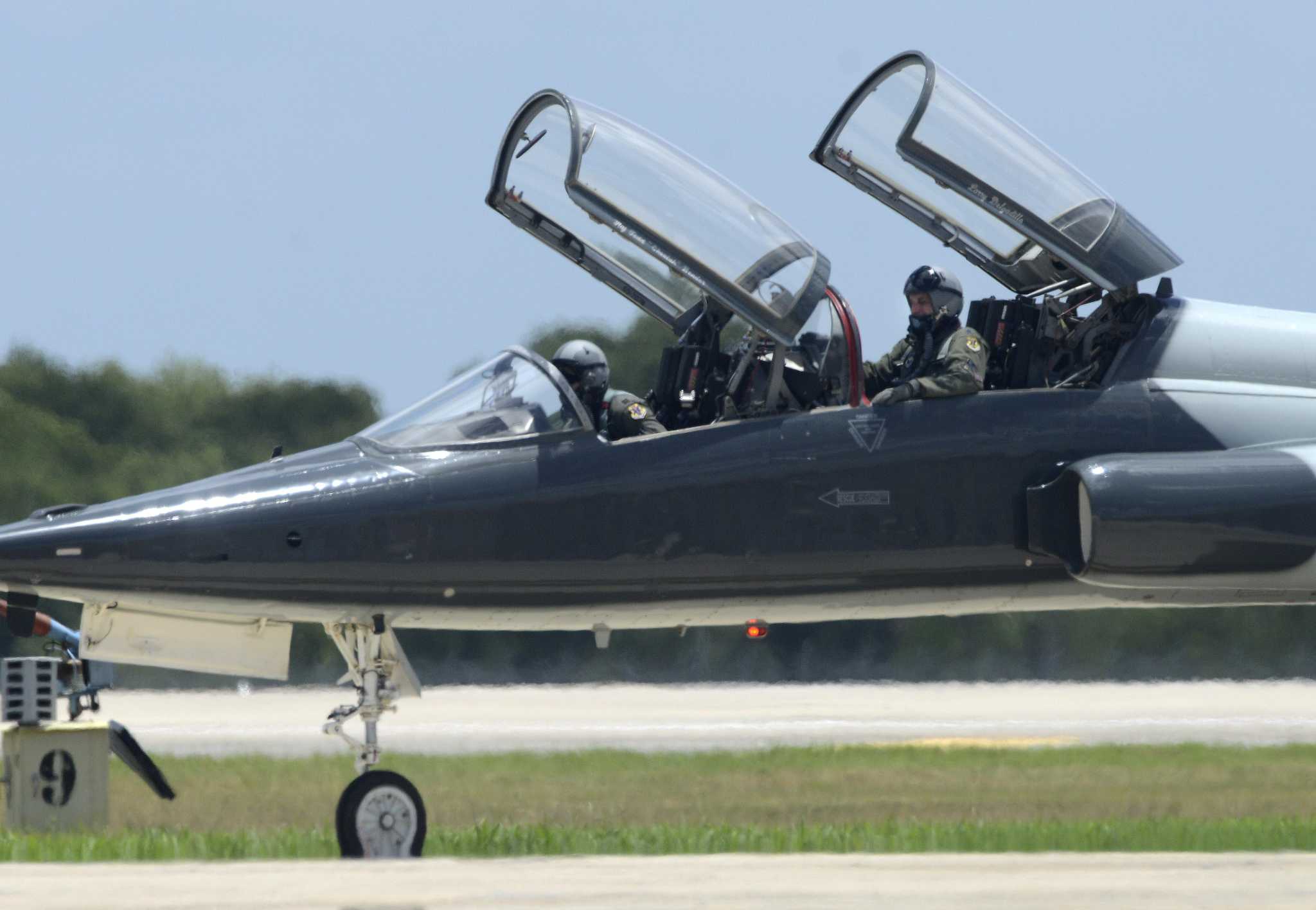 Air Force to use contractors to train pilots - Vimarsana News