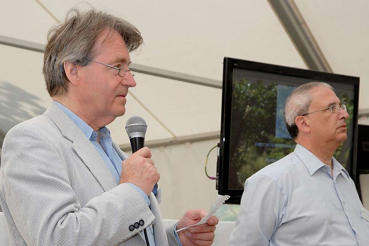 Steven Spurrier, left, with French wine writer Michel Bettane in 2010.