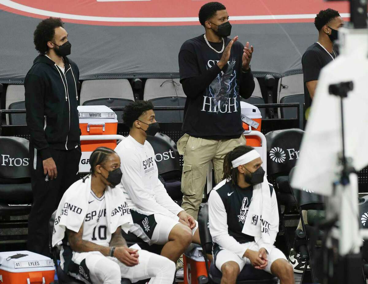 Derrick White (en haut à gauche) et Rudy Gay (en haut à droite) des Spurs ont été vus avec l'équipe mais pas en uniforme alors que les Spurs ont joué contre les Knicks de New York au AT&T Center le mardi 2 mars 2021. Les Spurs ont battu les Knicks. , 119-93.