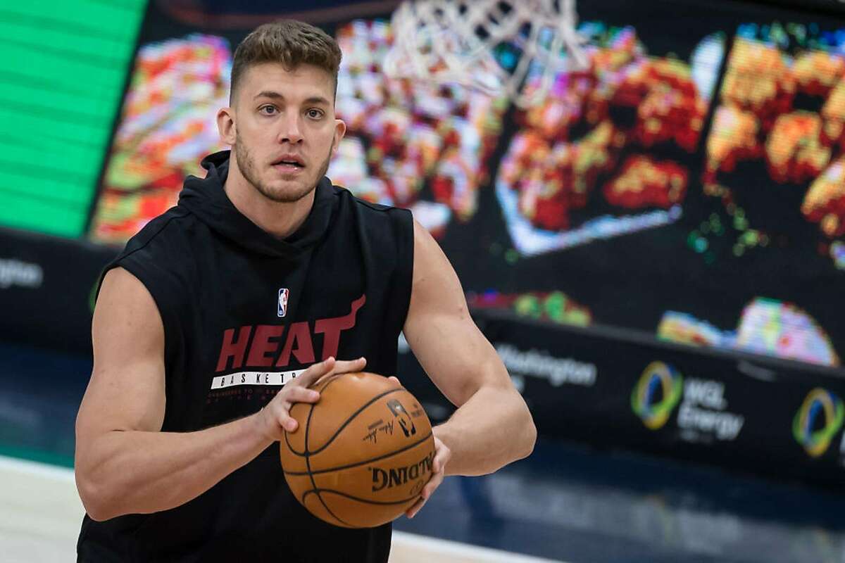 Meyers Leonard #0 of the Miami Heat warms up before the game against the Washington Wizards at Capital One Arena on January 9, 2021 in Washington, DC. (Photo by Scott Taetsch/Getty Images/TNS)