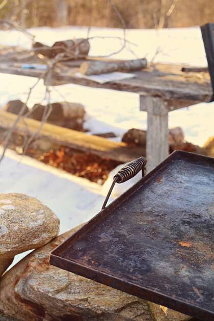 Sebuah firepit di Sun One Organic Farm di Bethlehem, Conn., Difoto pada tanggal 4 Maret 2021.