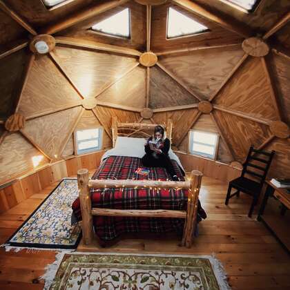 Nicole Desanti difoto di "kubah geodesik" di Sun One Organic Farm di Bethlehem, Conn. pada 4 Maret 2021. Kubah ini dapat dipesan melalui Airbnb.