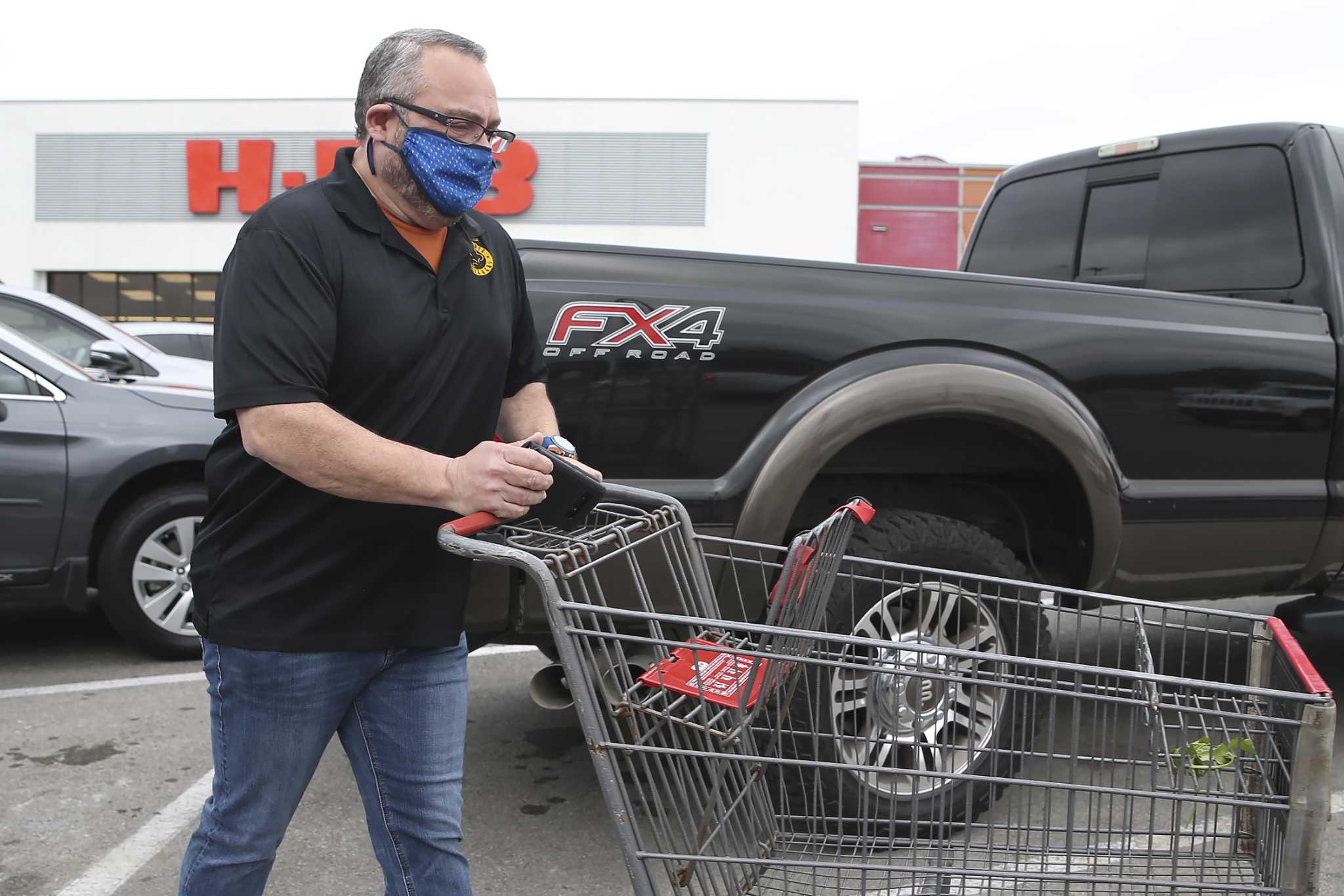 On first day without state mask mandate, many San Antonio shoppers still covering up - Vimarsana News