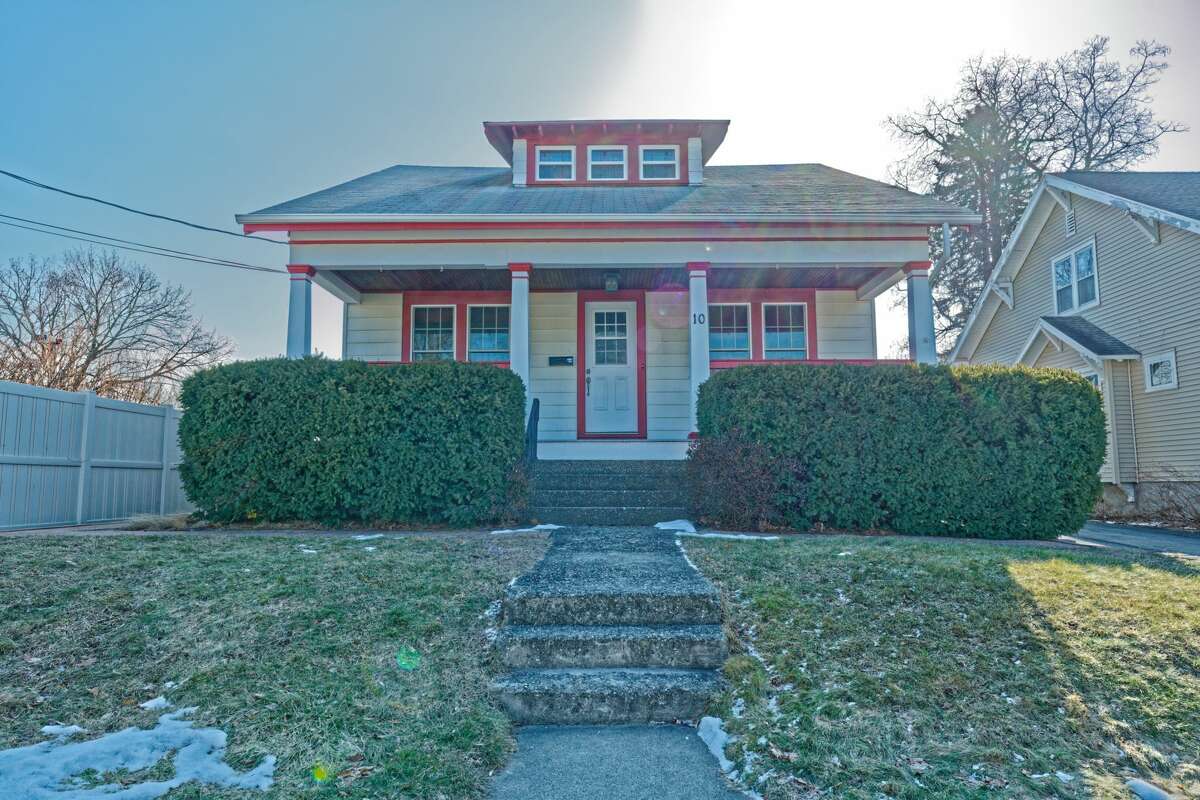 This week's house is a lovely bungalow in Albany's Helderberg neighborhood. It has 1,600 square feet of living space, three bedrooms (the largest is behind the cute dormer in the roof) and two bathrooms. Taxes: Taxes: $6,640. List price: $232,000 (this is going fast!) Listing agent Jayne Schermerhorn with the Signature One Realty Group is available at 518-269-2526. https://realestate.timesunion.com/listings/10-Hollywood-Av-Albany-NY-12208-MLS-202113175/49907682