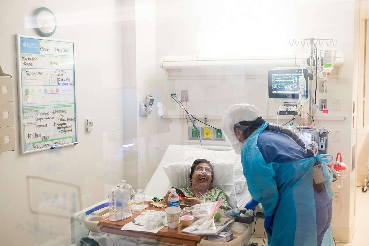 护士卡西·巴伯在萨利纳斯山谷纪念医院照料卡梅利塔·马丁内斯。