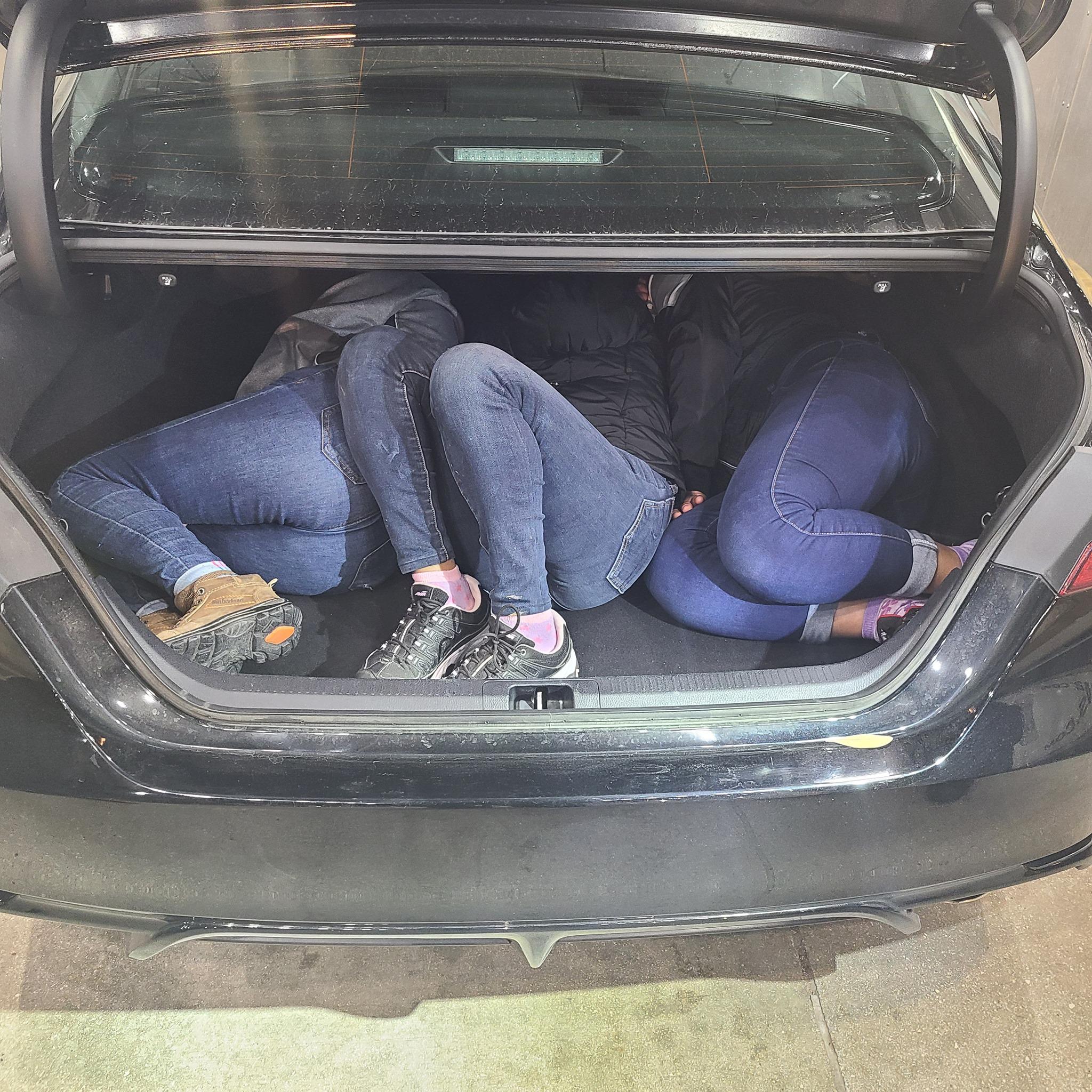 Suspect arrested for transporting three immigrants in trunk of car - Vimarsana News