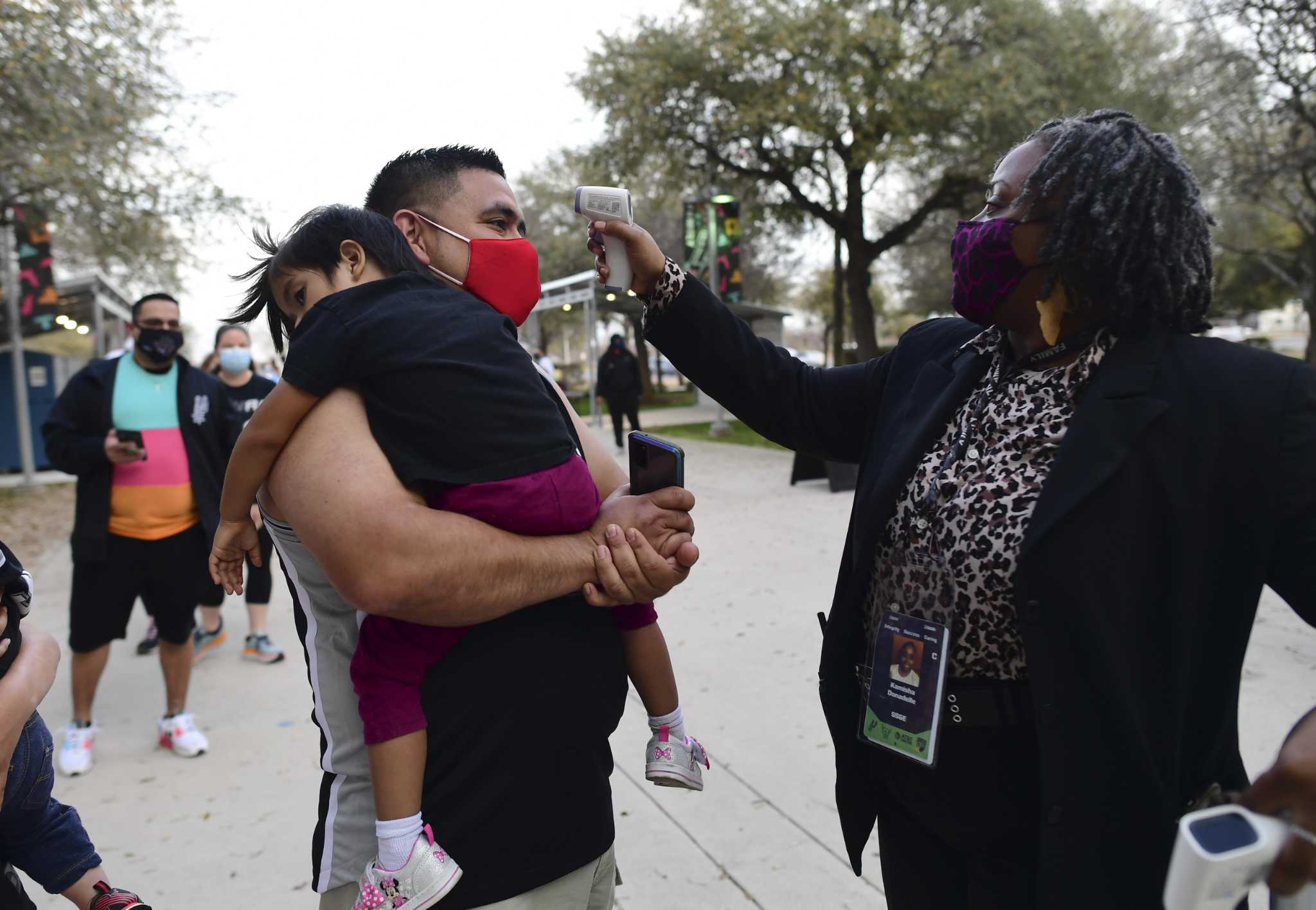 San Antonio Spurs fans don't mind the extra precautions needed to see their favorite team in action again - Vimarsana News