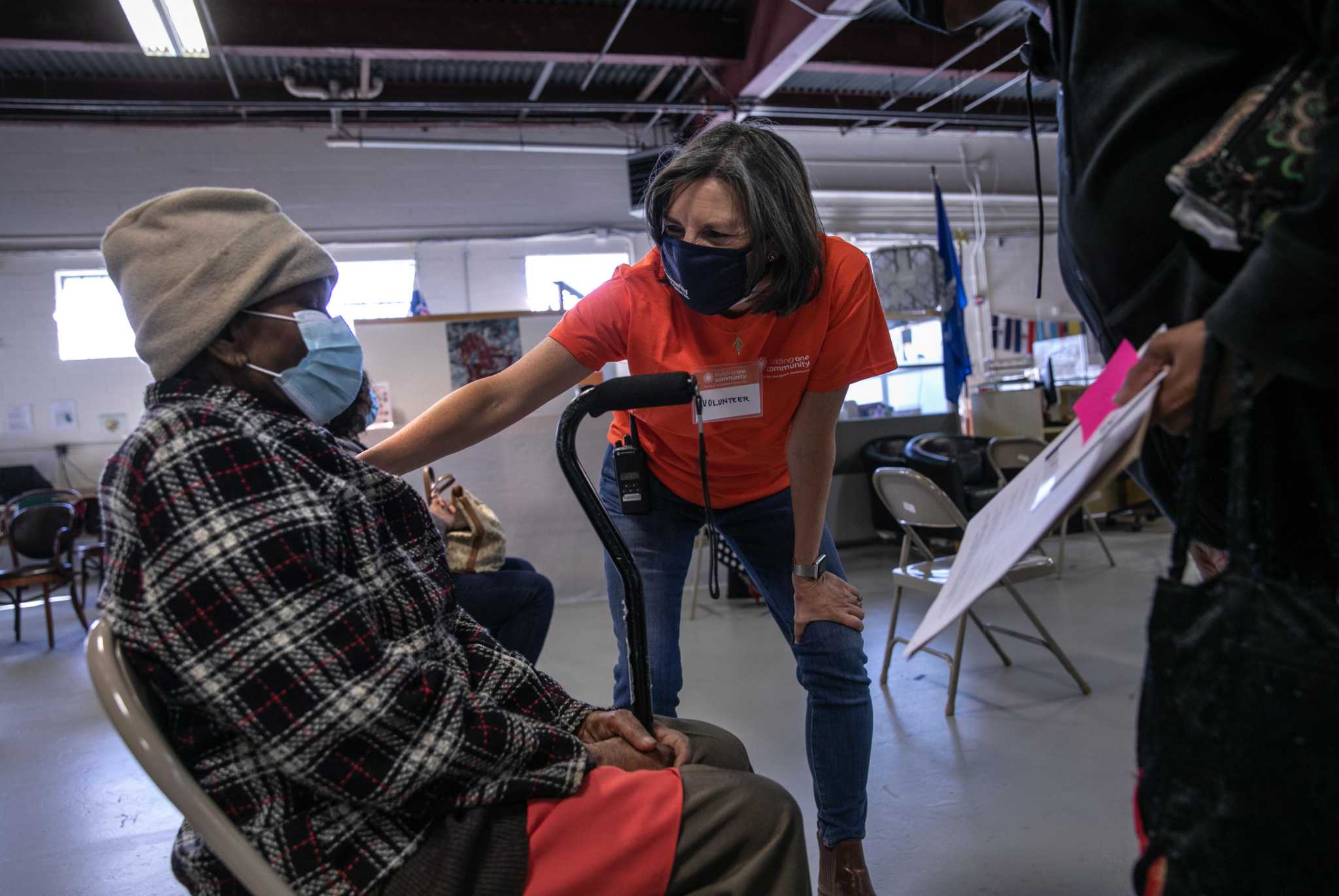 Dan Haar: Urban health centers seek to bend rules for vaccine equity - Vimarsana News