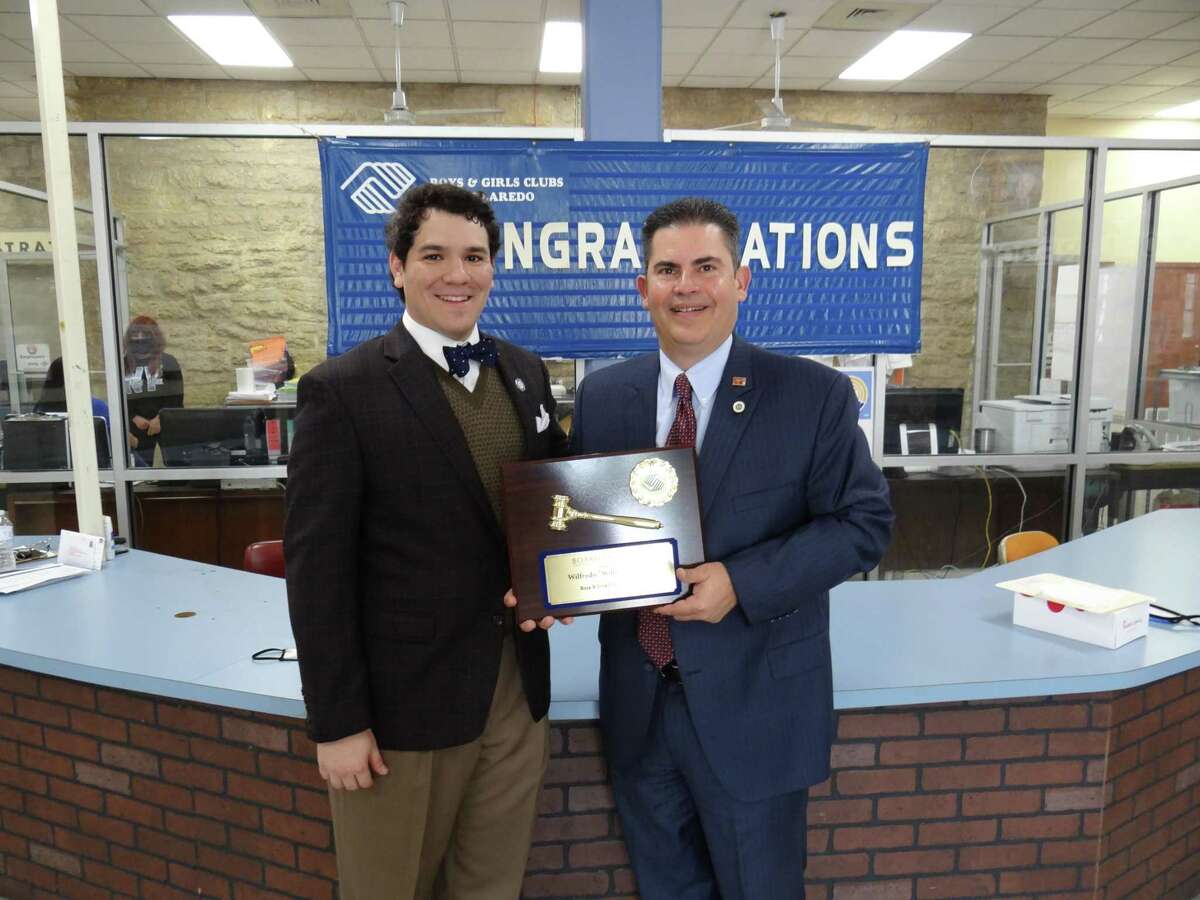 Andrew Carranco, newly-elected Boys and Girls Clubs of Laredo board president presents the Presidents’ Award to outgoing board president Willie Martinez at the clubs’ annual meeting.