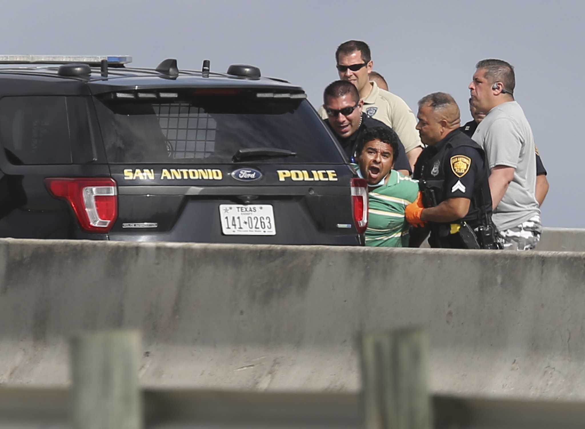 Man standing on ledge of overpass has forced the closure of I-35 near South Park Mall - Vimarsana News