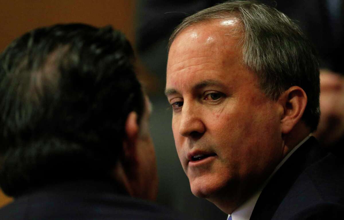 Texas Attorney General Ken Paxton, right, talks with one of his attorneys during a pre-trial motion hearing at the Collin County Courthouse on Tuesday, Dec. 1, 2015, in McKinney, Texas.