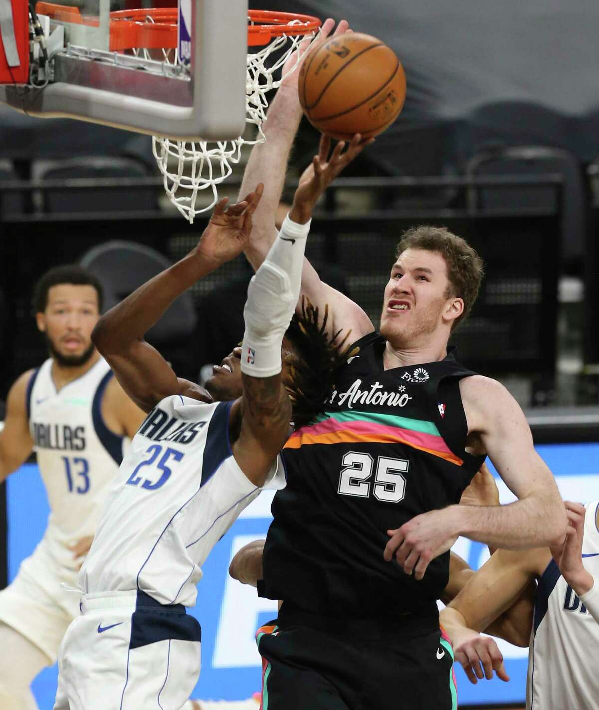 Roundup: Traditional big man Jakob Poeltl is on a tear