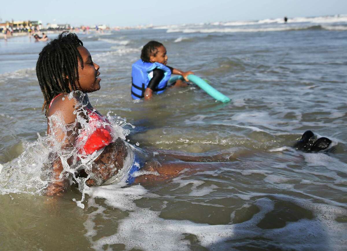 Photos Spring Breakers flock to Galveston beach