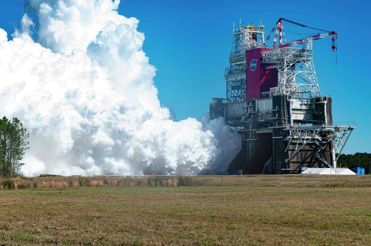 NASA test successfully fires moon rocket for 8 minutes and 19 seconds