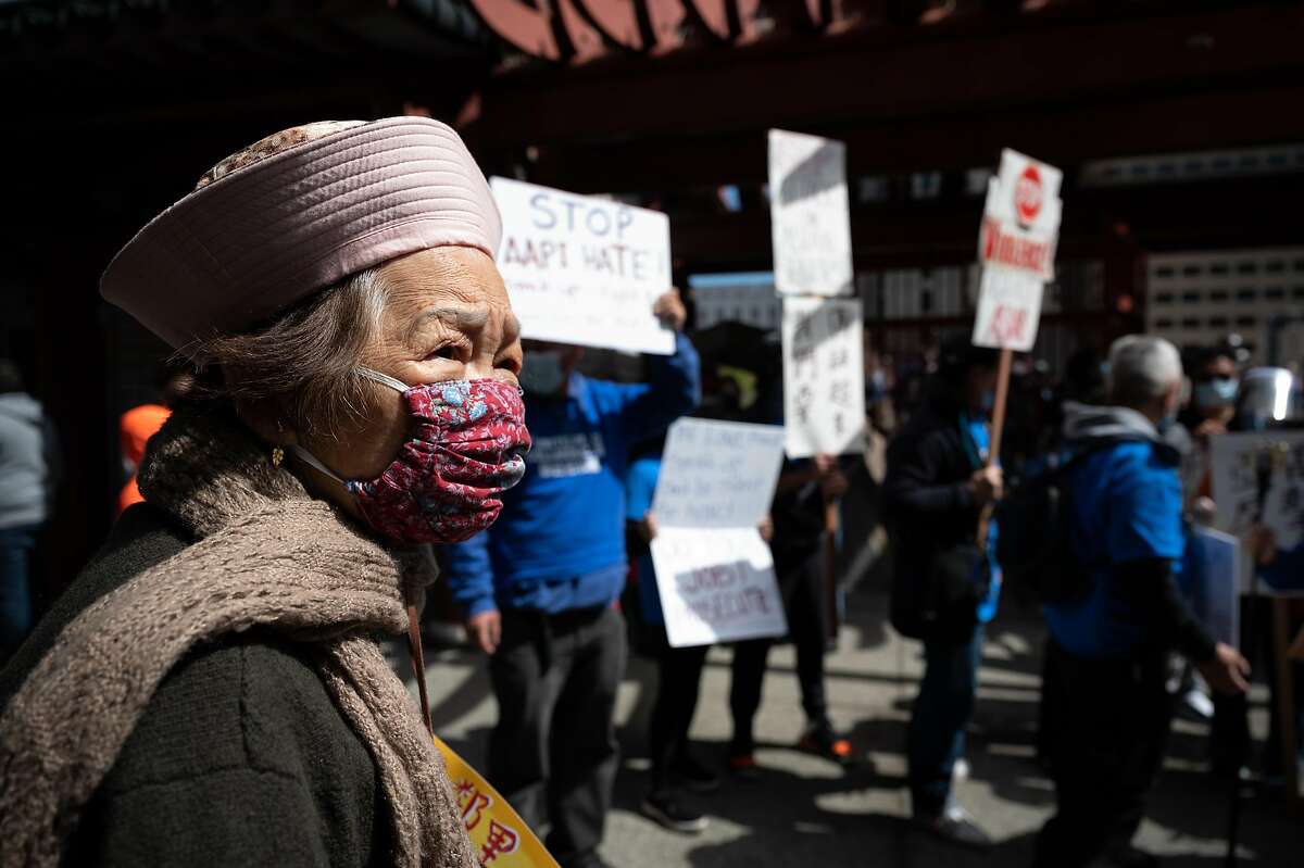 Un résident de Chinatown se tient aux côtés de la communauté des Américains d'origine asiatique et des îles du Pacifique de San Francisco lors d'un rassemblement à Portsmouth Square de San Francisco.