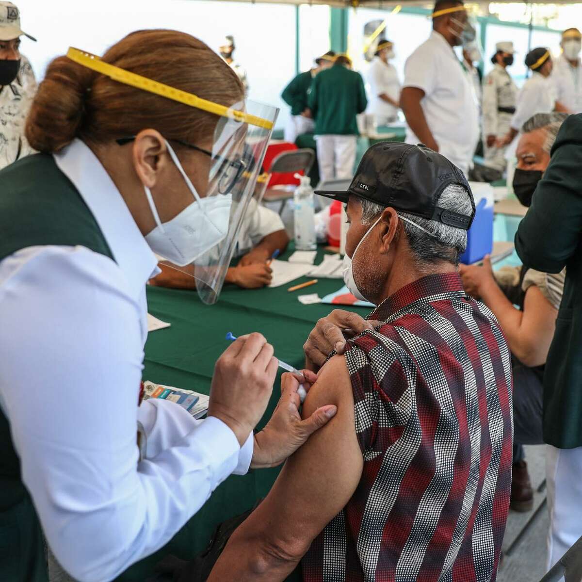 Adultos mayores fueron los primeros en recibir la vacuna en Nuevo Laredo, México. La vacunación continuará hasta el martes 23 de marzo de 2021, siguiendo un orden alfabético por apellido.