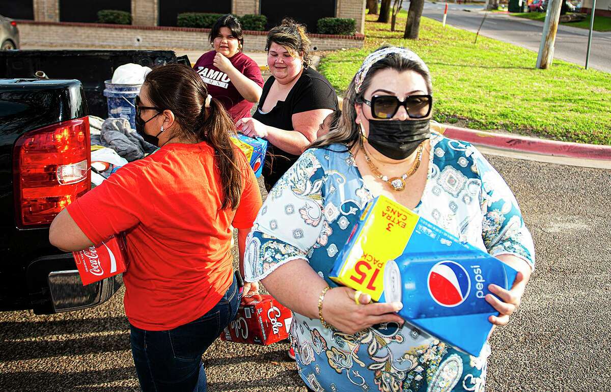 Laredo Mother And Daughter Providing Meals To The Needy