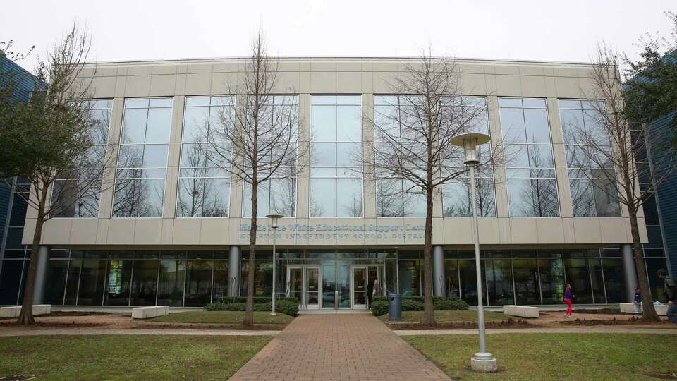 Houston ISD board members and their superintendent search firm plan to hold 20 meetings this week to gather public comments on selecting the district's next leader.