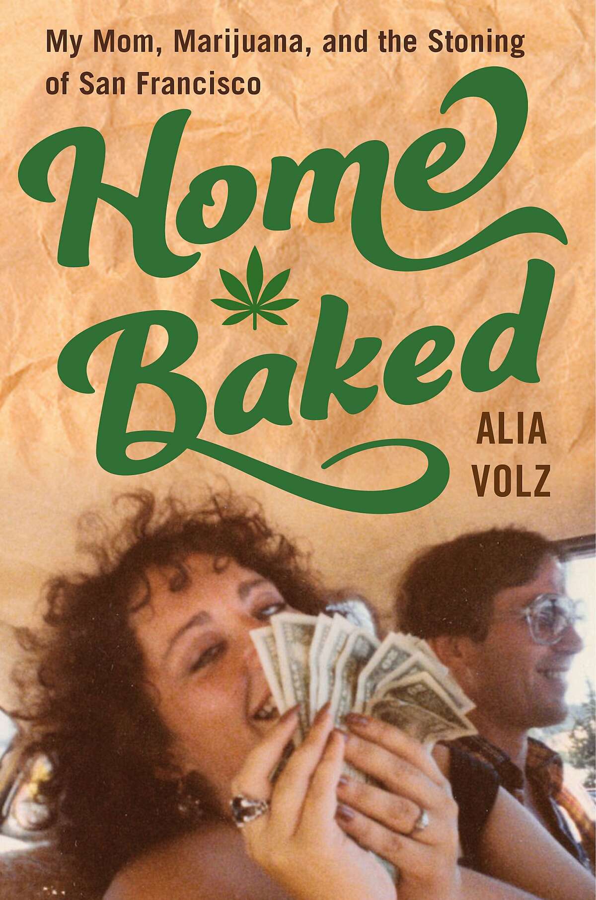 《家庭烘焙:我的妈妈、大麻和旧金山的石刑》，作者:艾丽娅·沃尔兹