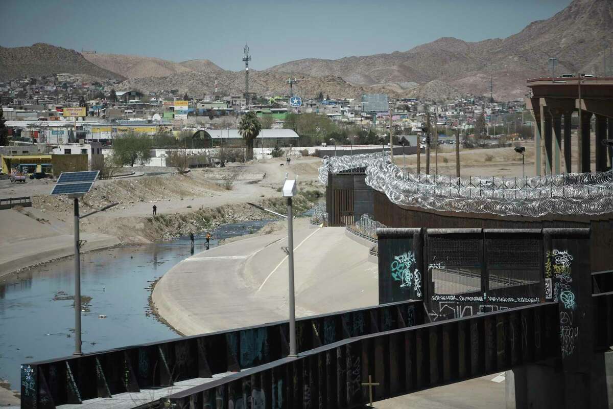 Personas cruzan el Río Bravo desde Ciudad Juárez, México, hacia El Paso, Texas, el martes 23 de marzo de 2021.