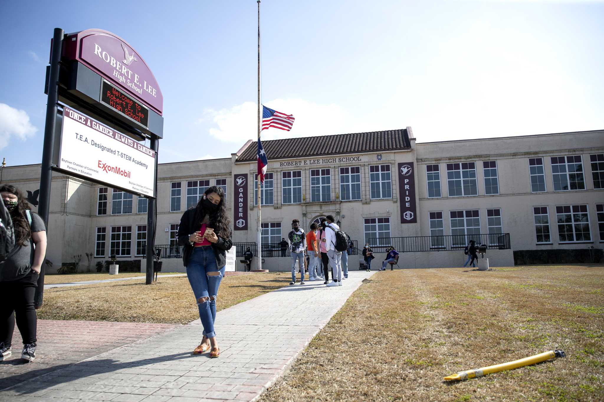 Fight over whether to change name of Robert E. Lee High School leaves scars  in Baytown