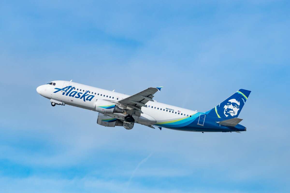 LOS ANGELES, CA - JANUARY 13: Alaska Airlines Airbus A320-214 takes off from Los Angeles international Airport on January 13, 2021 in Los Angeles, California. (Photo by AaronP/Bauer-Griffin/GC Images)