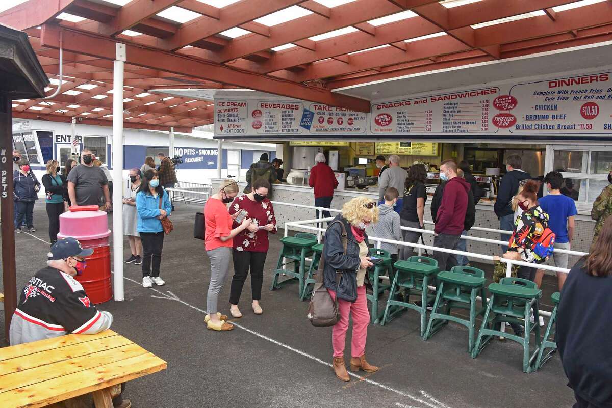 Cheeseburgers and a side of 70degree weather as Jumpin' Jack's opens