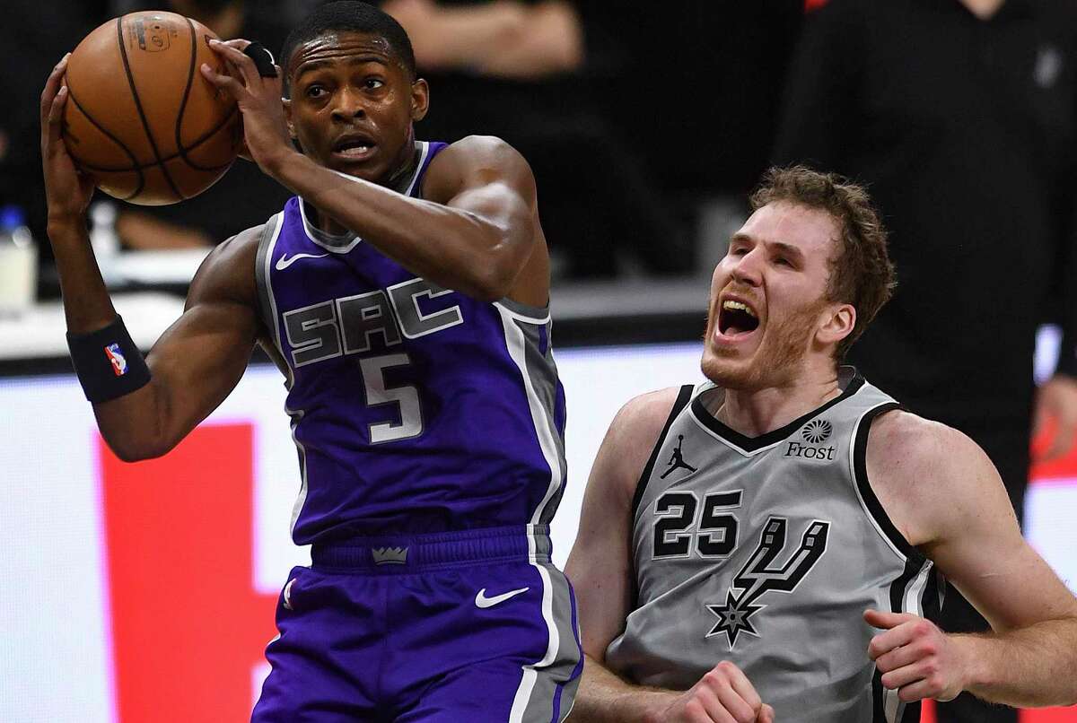 Jakob Poeltl (25) of the San Antonio Spurs screams as De’Aaron Fox of the Sacramento Kings grabs a rebound on Monday.
